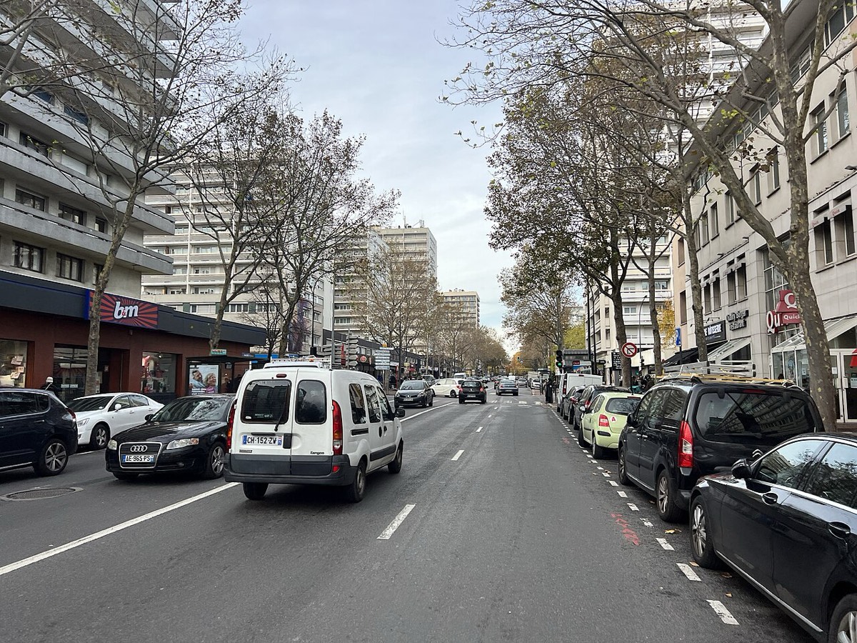 Immeubles et commerces bordant l'avenue Gabriel-Péri à Argenteuil.
