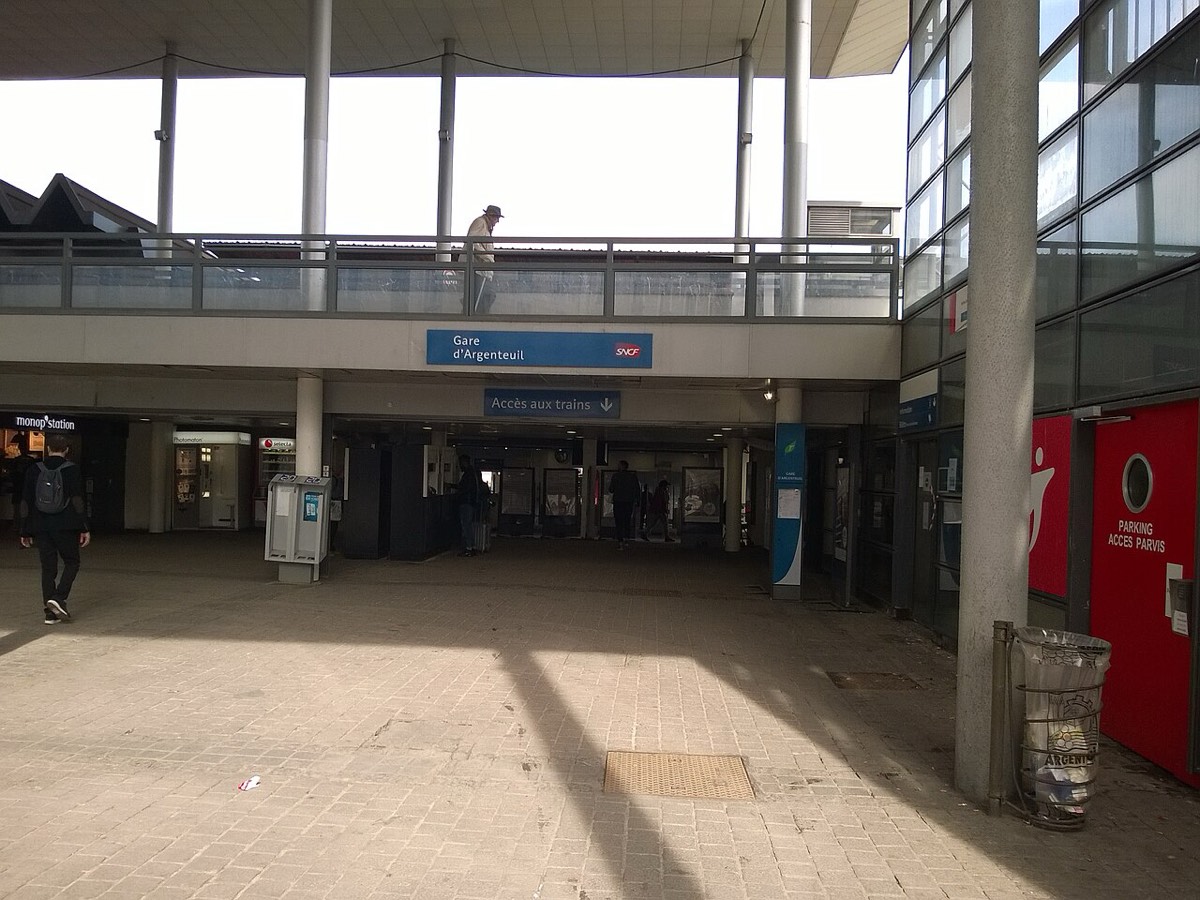 Accès principal de la gare d'Argenteuil et parvis d'entrée des voyageurs.