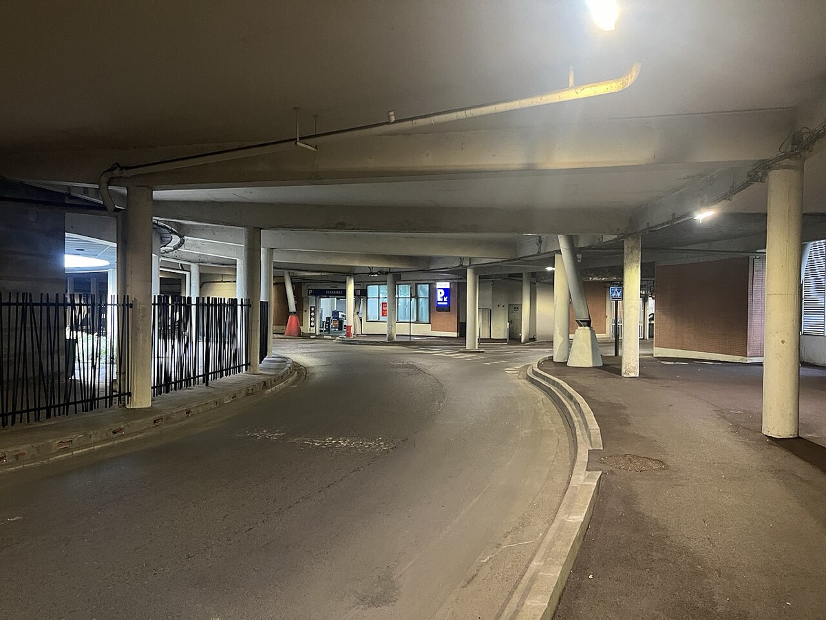 Voirie couverte par une dalle de béton au rond-point central du Val-d'Argent Nord, à Argenteuil.