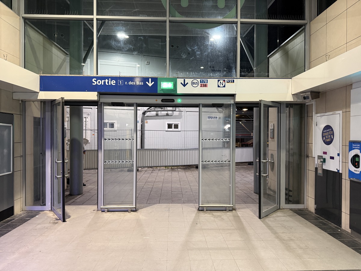 La sortie rue des Bas de la station de métro Les Agnettes à Asnières-sur-Seine.