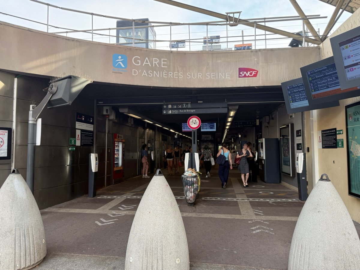 L'entrée de la gare SNCF d'Asnières-sur-Seine par la rue de la Station.