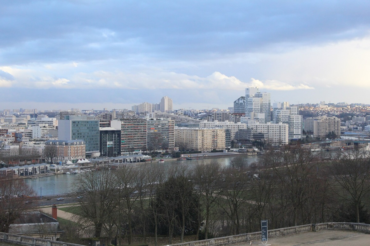 Vue de Boulogne-Billancourt depuis le parc de Saint-Cloud : la Seine au premier plan, les immeubles de logements et les tours du sud-ouest de la commune.