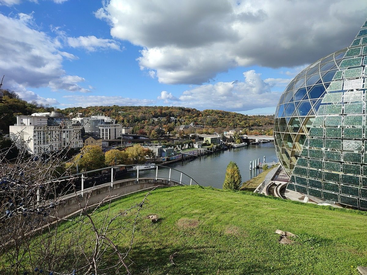 La Seine Musicale à la pointe aval de l'Île Seguin, sa voile de panneaux solaires et la Seine vers Sèvres.