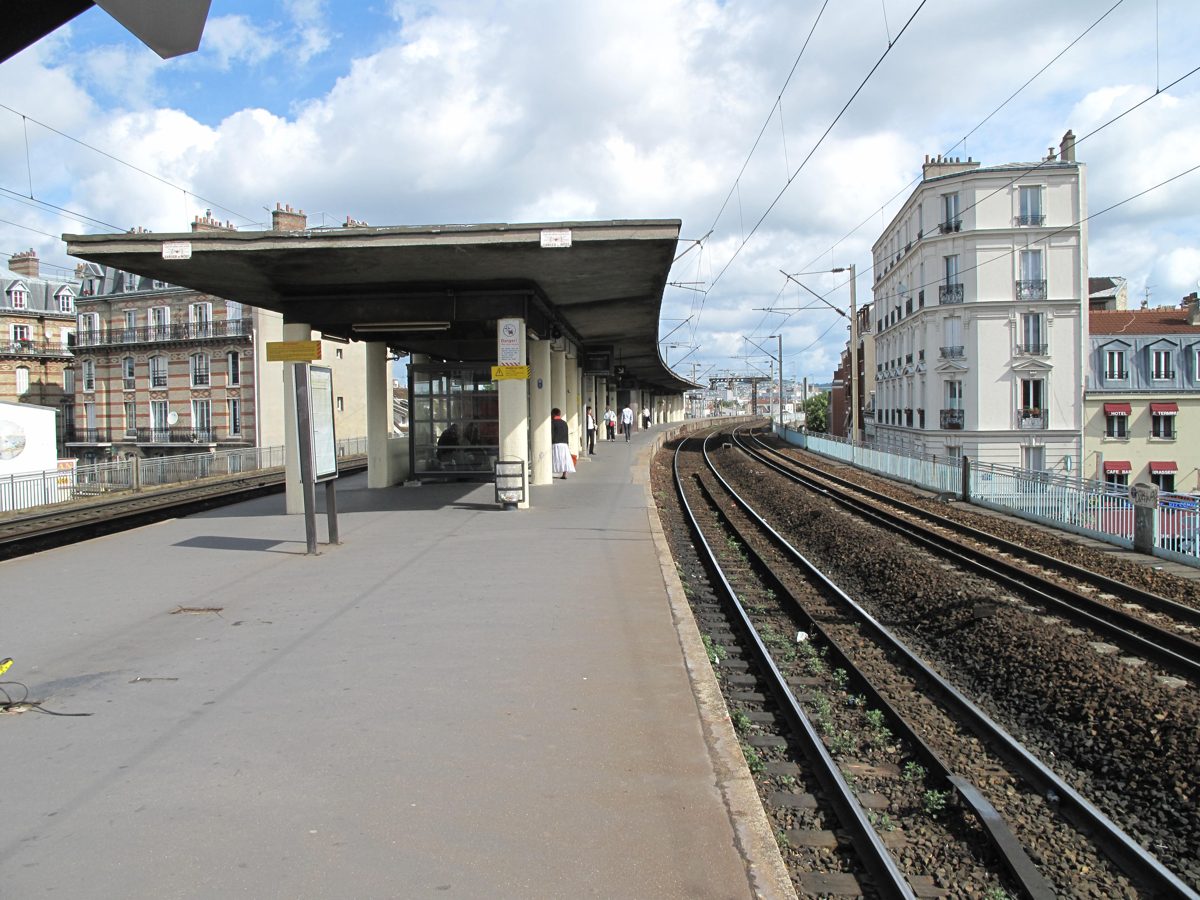 Quai et voies ferrées de la gare de Colombes.