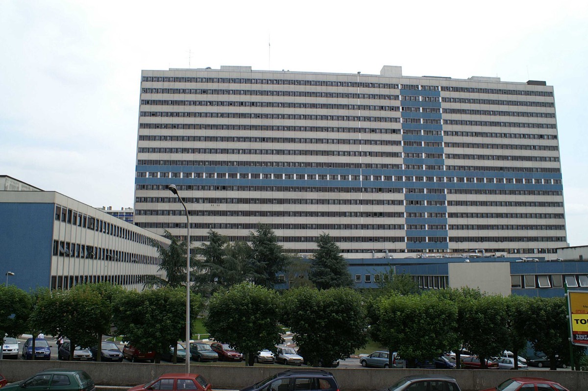 Bâtiment principal de l'hôpital Henri-Mondor à Créteil, vu depuis ses abords.