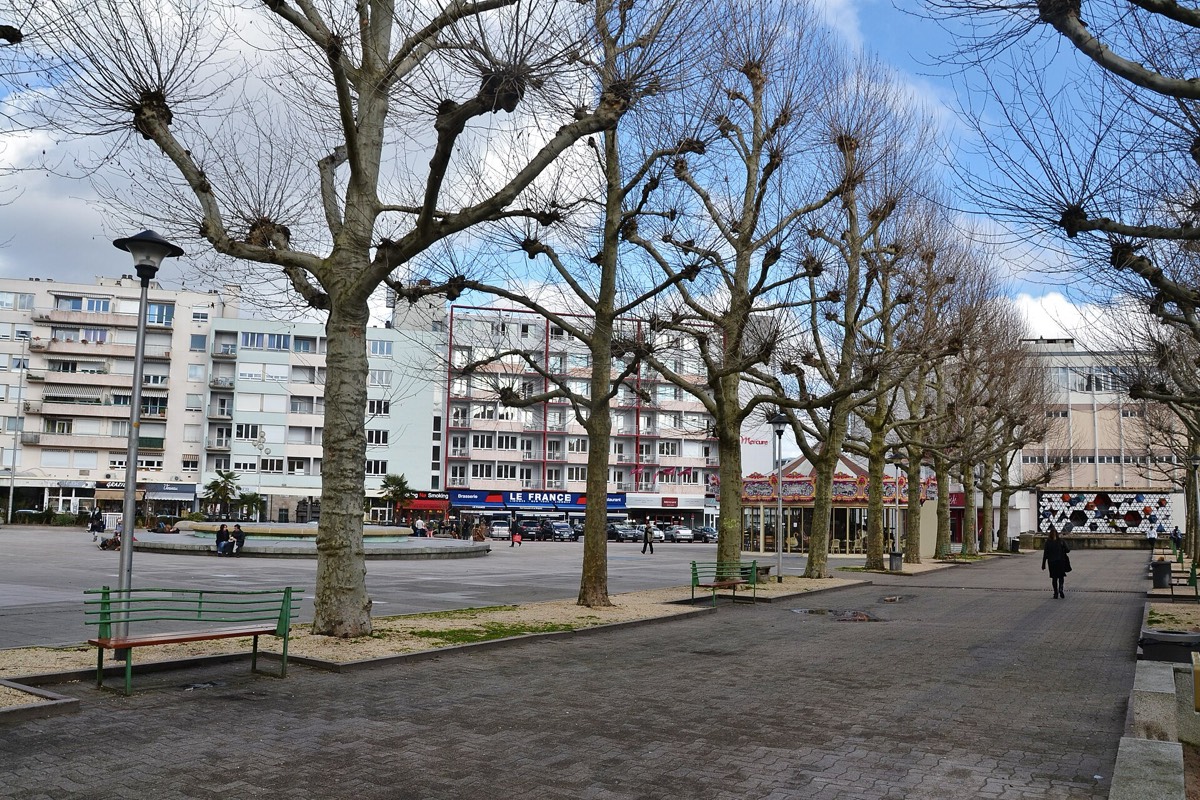 Place de la République à Limoges, au cœur du centre-ville commerçant.