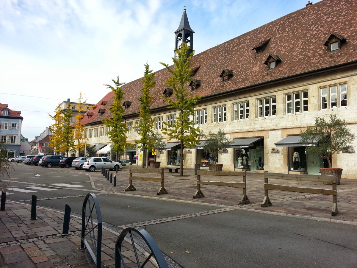 Façade des Halles de Montbéliard et commerces installés au rez-de-chaussée.