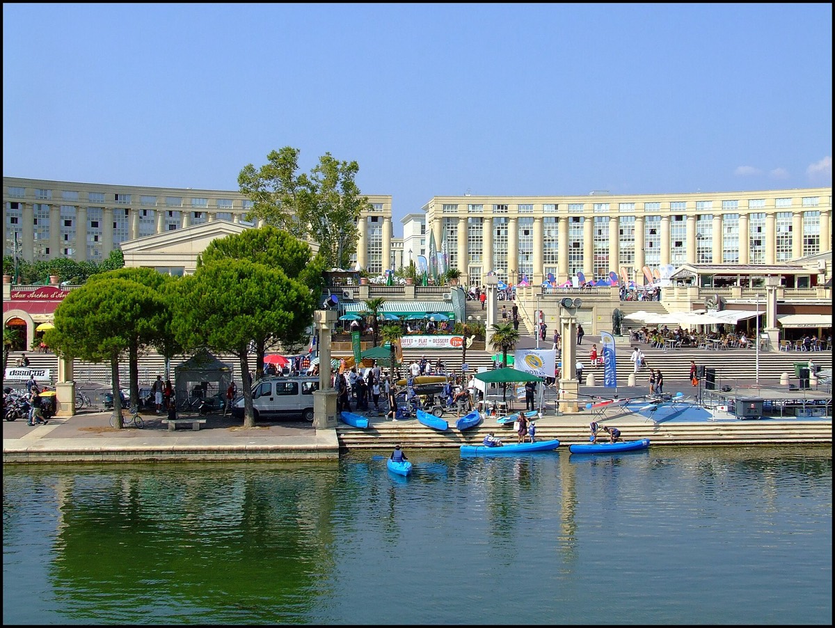 Immeubles néoclassiques du quartier Antigone à Montpellier, le long de l'esplanade.