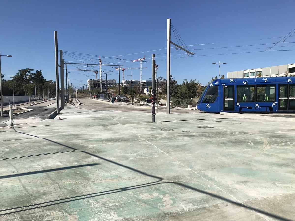 Rame de la ligne 1 du tramway de Montpellier à la station Gare Sud de France.
