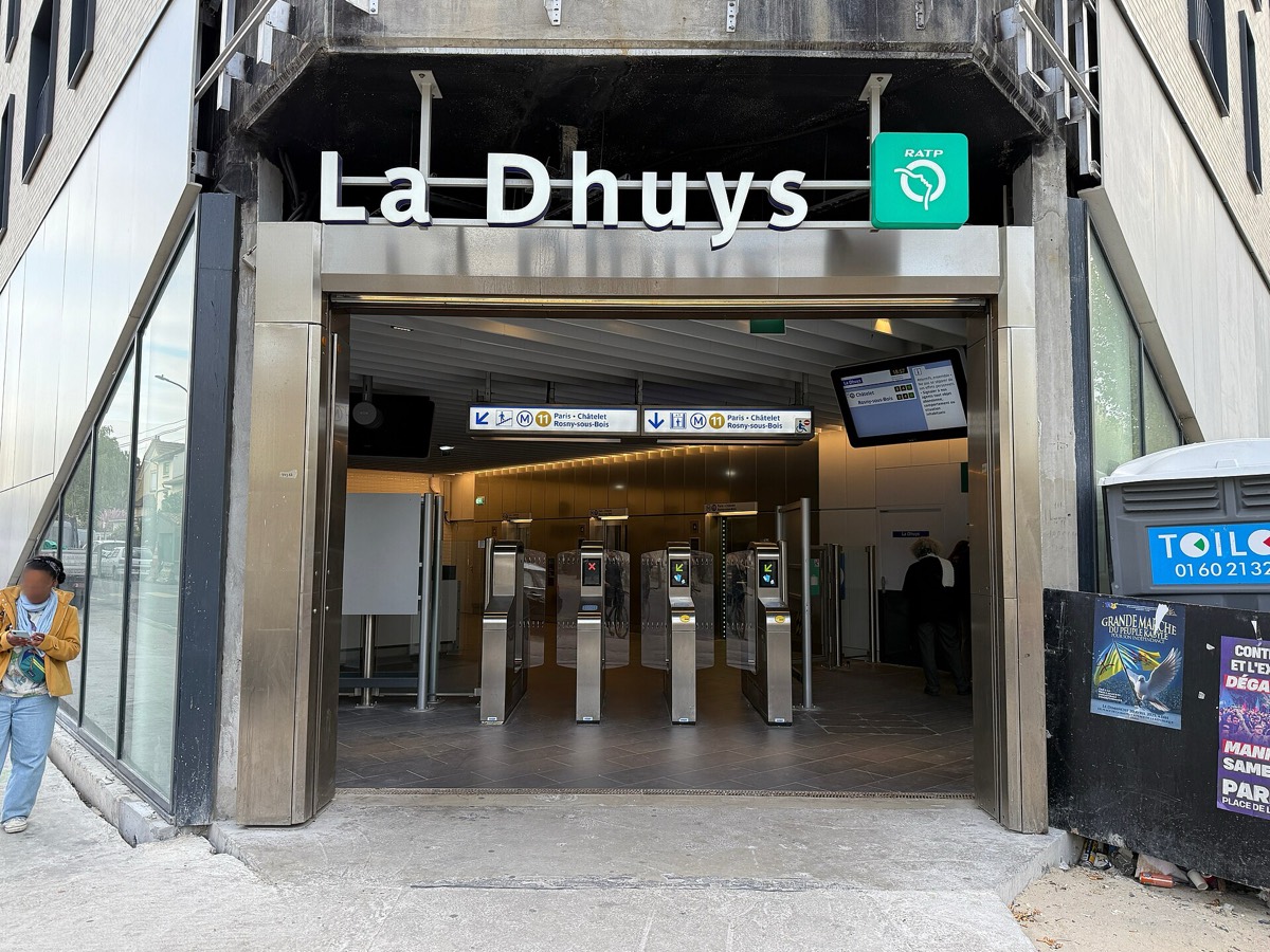 Entrée de la station de métro La Dhuys, boulevard de la Boissière, avec la signalétique de la ligne 11 vers Châtelet.