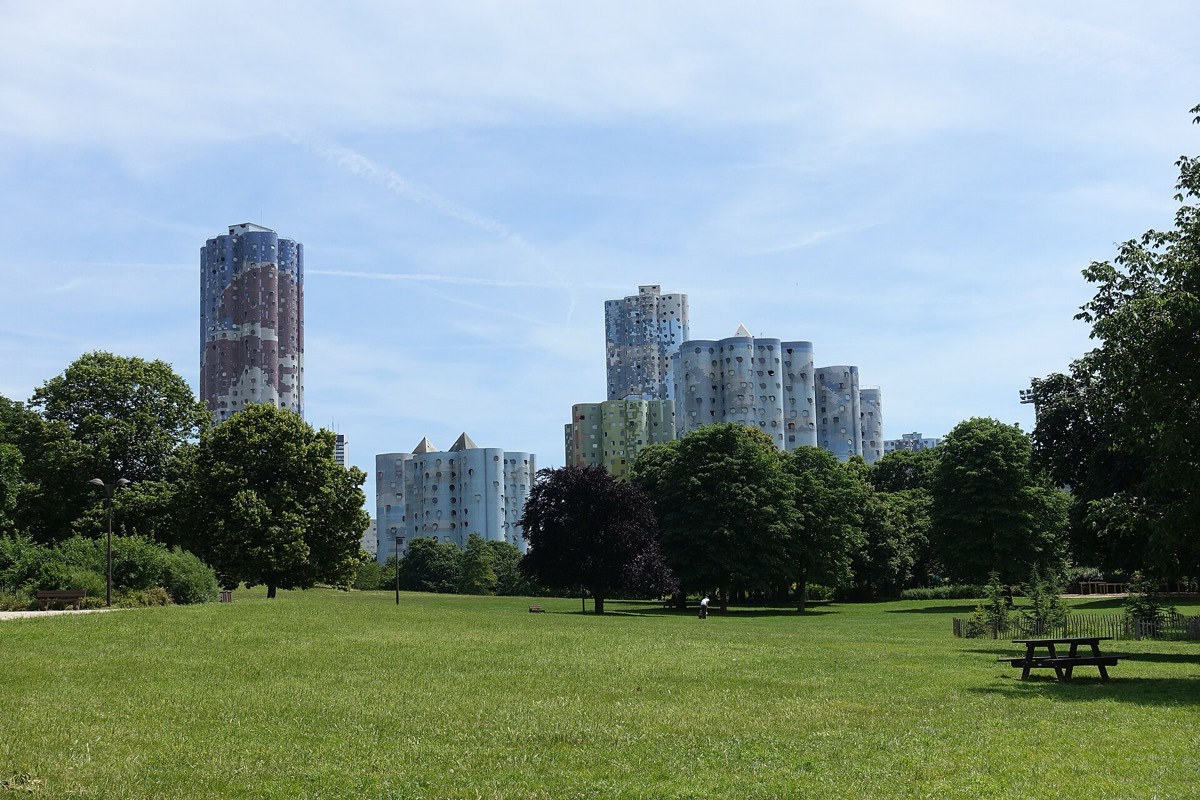 Les tours Aillaud dans le parc André-Malraux, au sud de Nanterre.