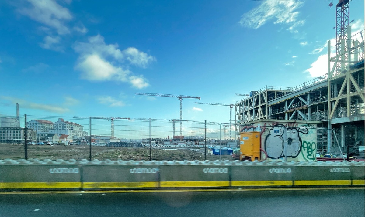 Grues et bâtiments du chantier du futur CHU sur l'île de Nantes.