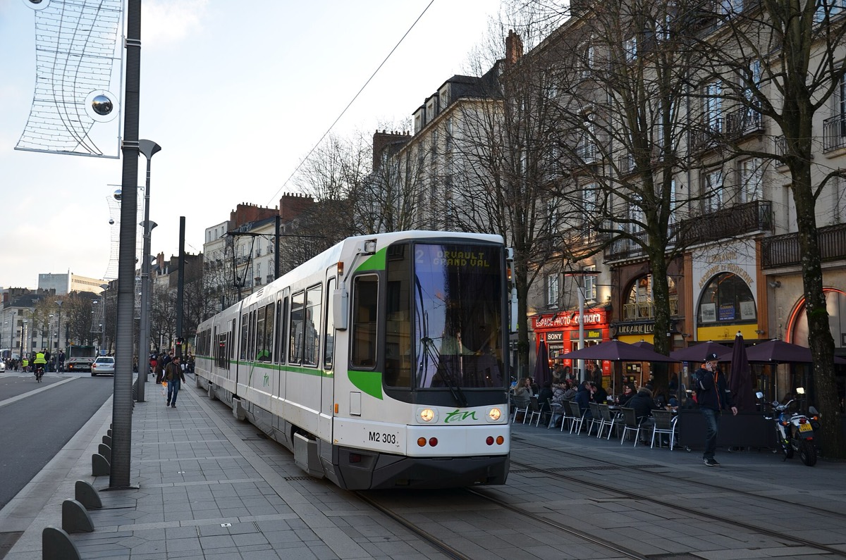Tramway nantais traversant la place du Commerce.