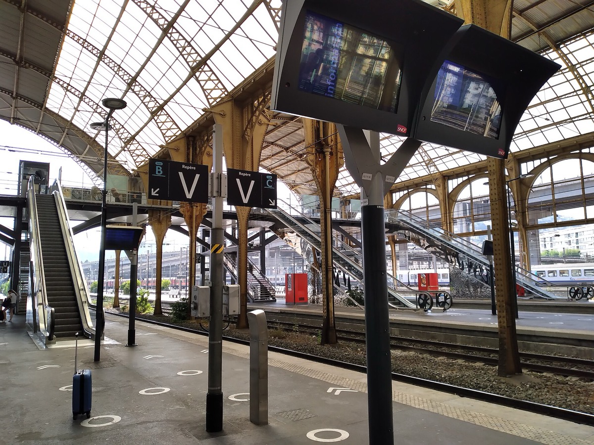 Quais et verrière métallique de la gare de Nice-Ville, dite gare Thiers.