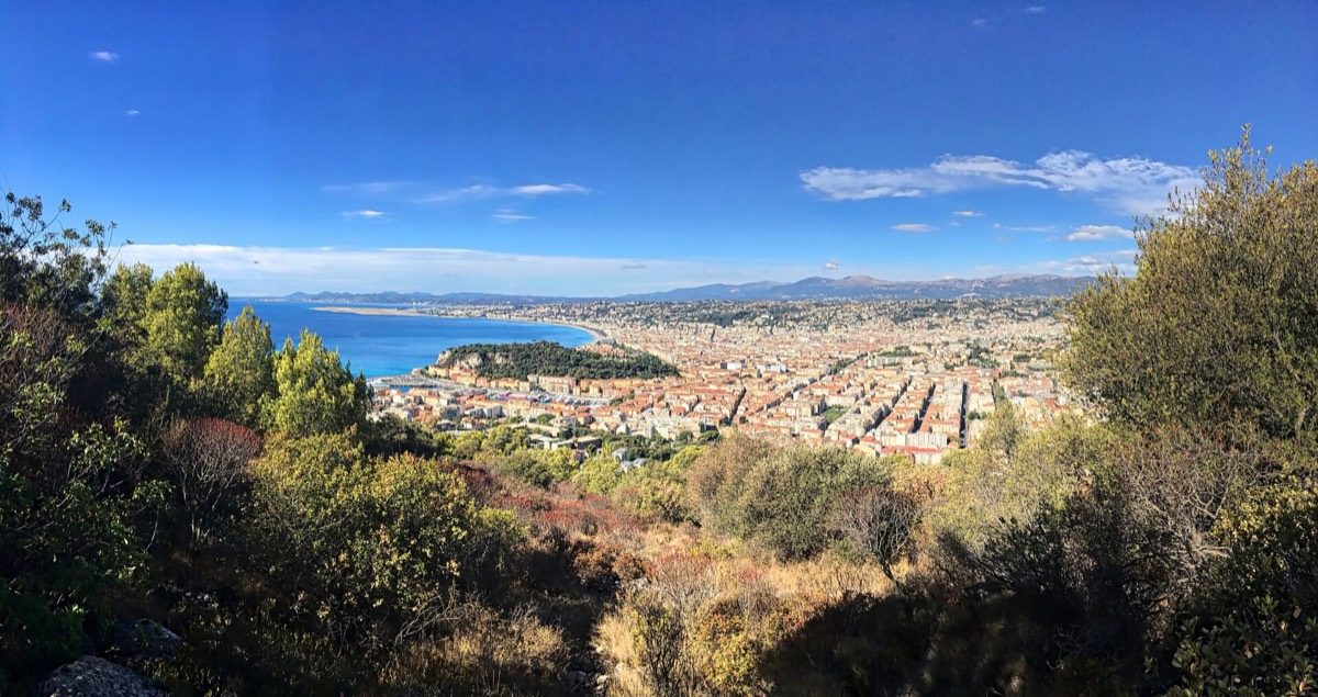 Vue de Nice depuis les hauteurs : la baie des Anges, la colline du Château et les toits du centre-ville.