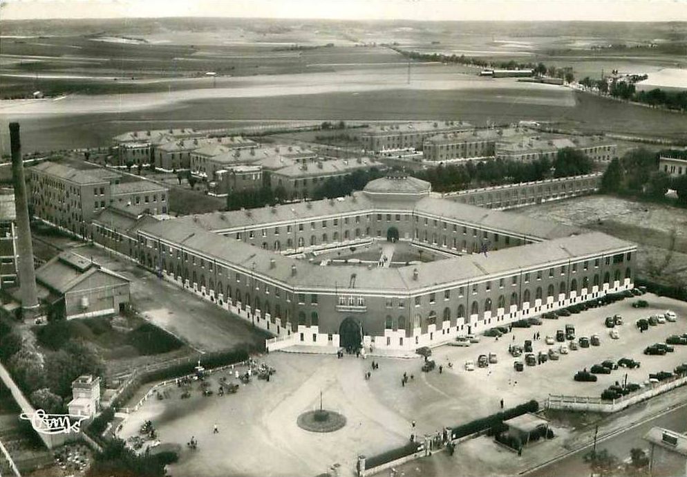 Vue aérienne historique de l'hôpital Maison-Blanche au sud de Reims.
