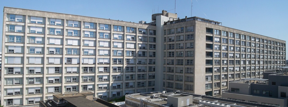 Bâtiment principal du centre hospitalier universitaire de Pontchaillou à Rennes.