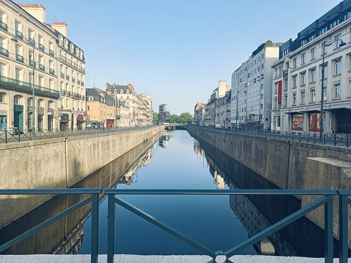 Canal de la Vilaine bordé d'immeubles entre la place de Bretagne et République à Rennes.