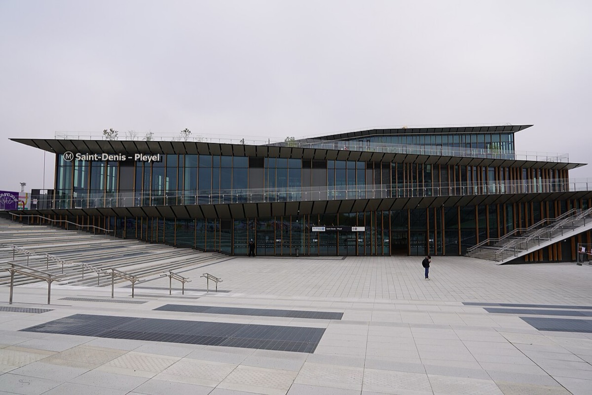 Le bâtiment voyageurs de la gare Saint-Denis–Pleyel vu de face depuis son parvis principal.
