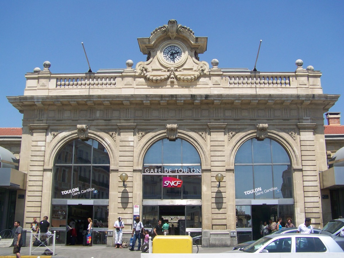 Façade principale de la gare SNCF de Toulon.