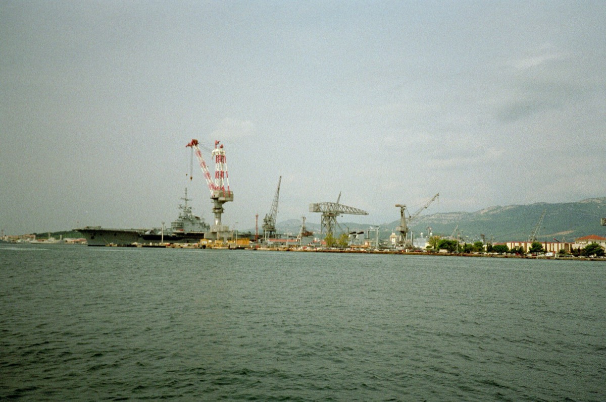 Navire et grues du port militaire de Toulon vus depuis la rade.