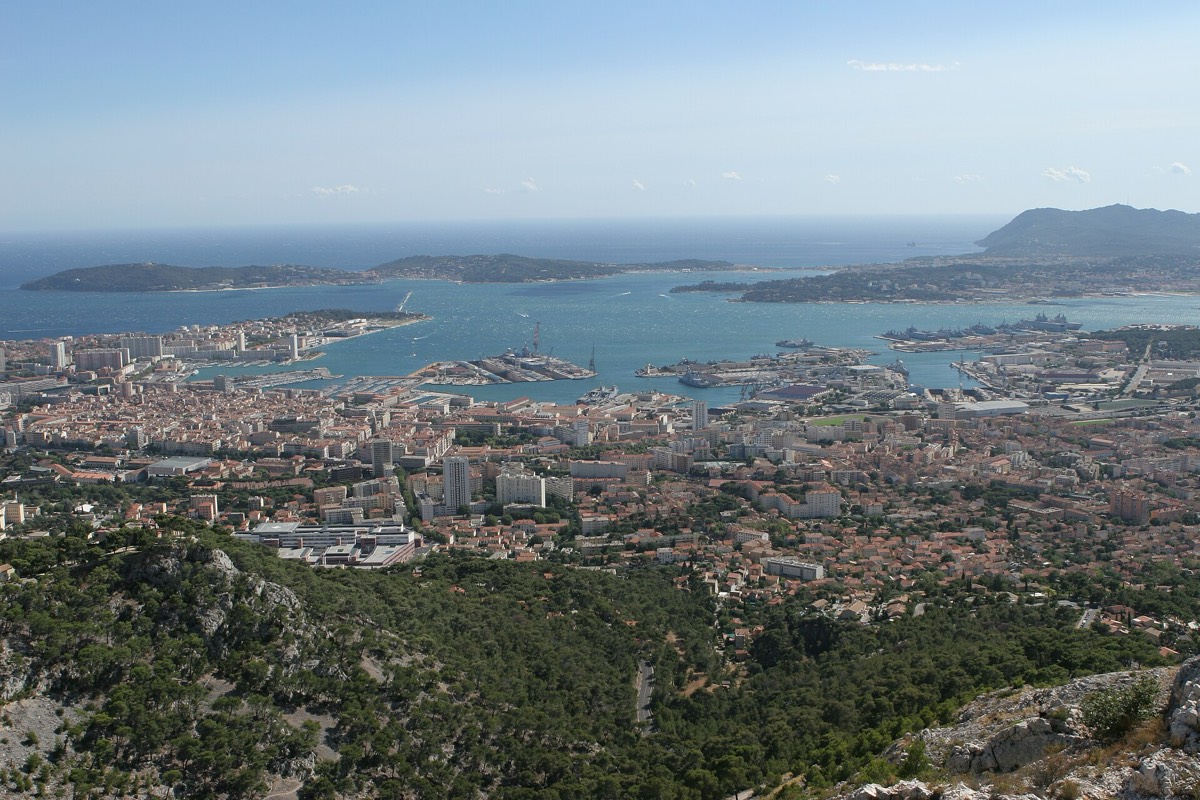 Vue de Toulon, de sa rade et du port militaire depuis le mont Faron.