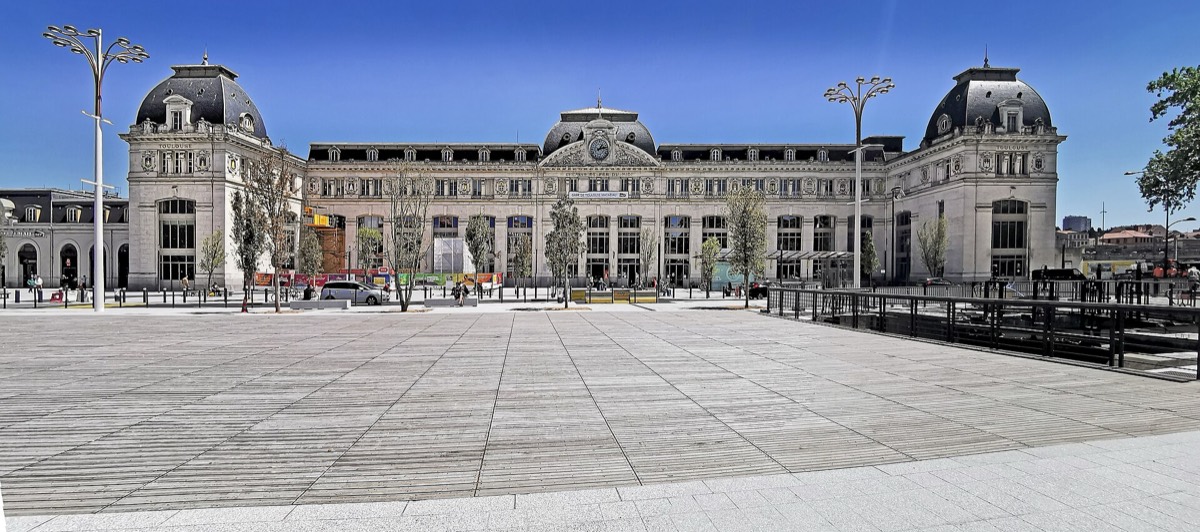 Façade de la gare Toulouse-Matabiau derrière le parvis du canal du Midi.