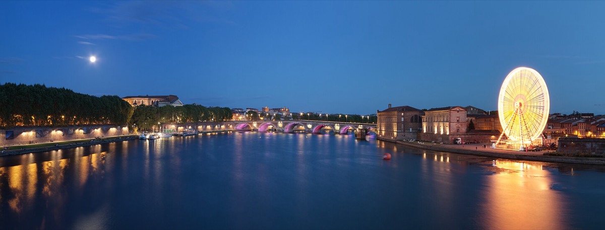 Panorama de la Garonne et des quais de Toulouse vu depuis le pont Saint-Pierre.