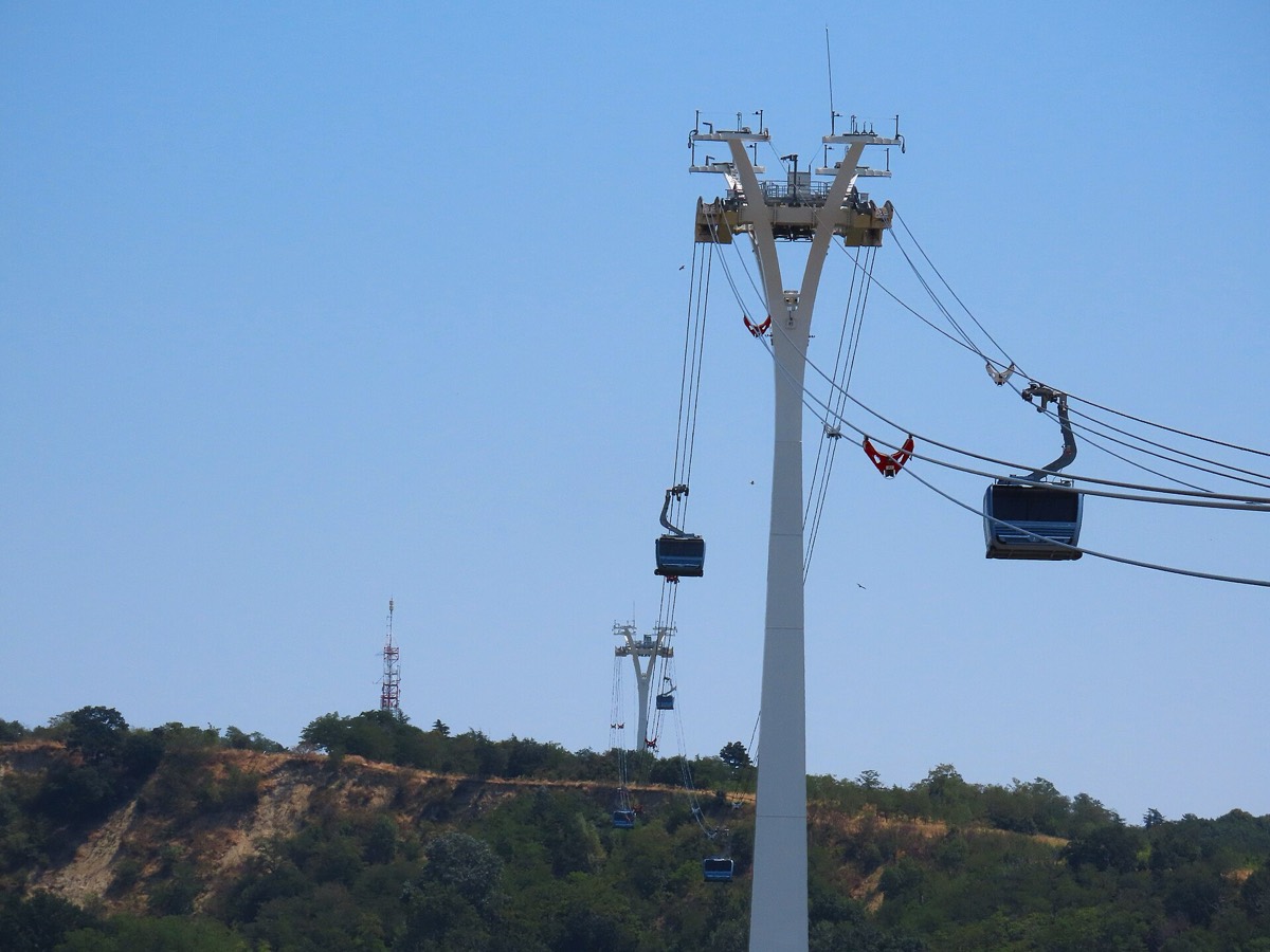Cabines du téléphérique Téléo à la station Oncopole dans le sud de Toulouse.