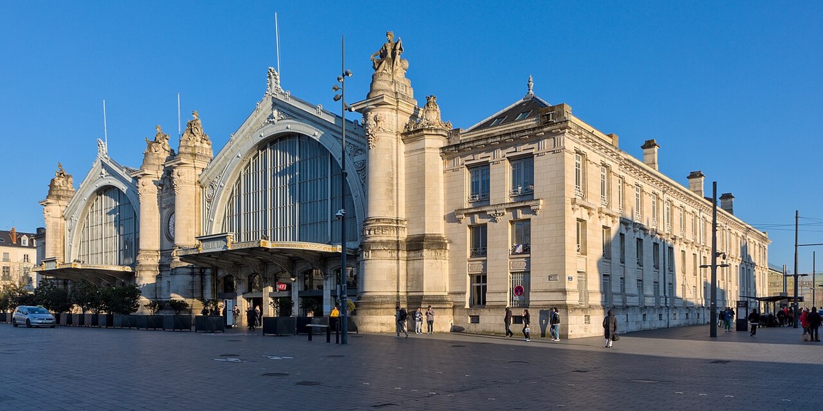 Les façades nord et ouest de la gare de Tours.