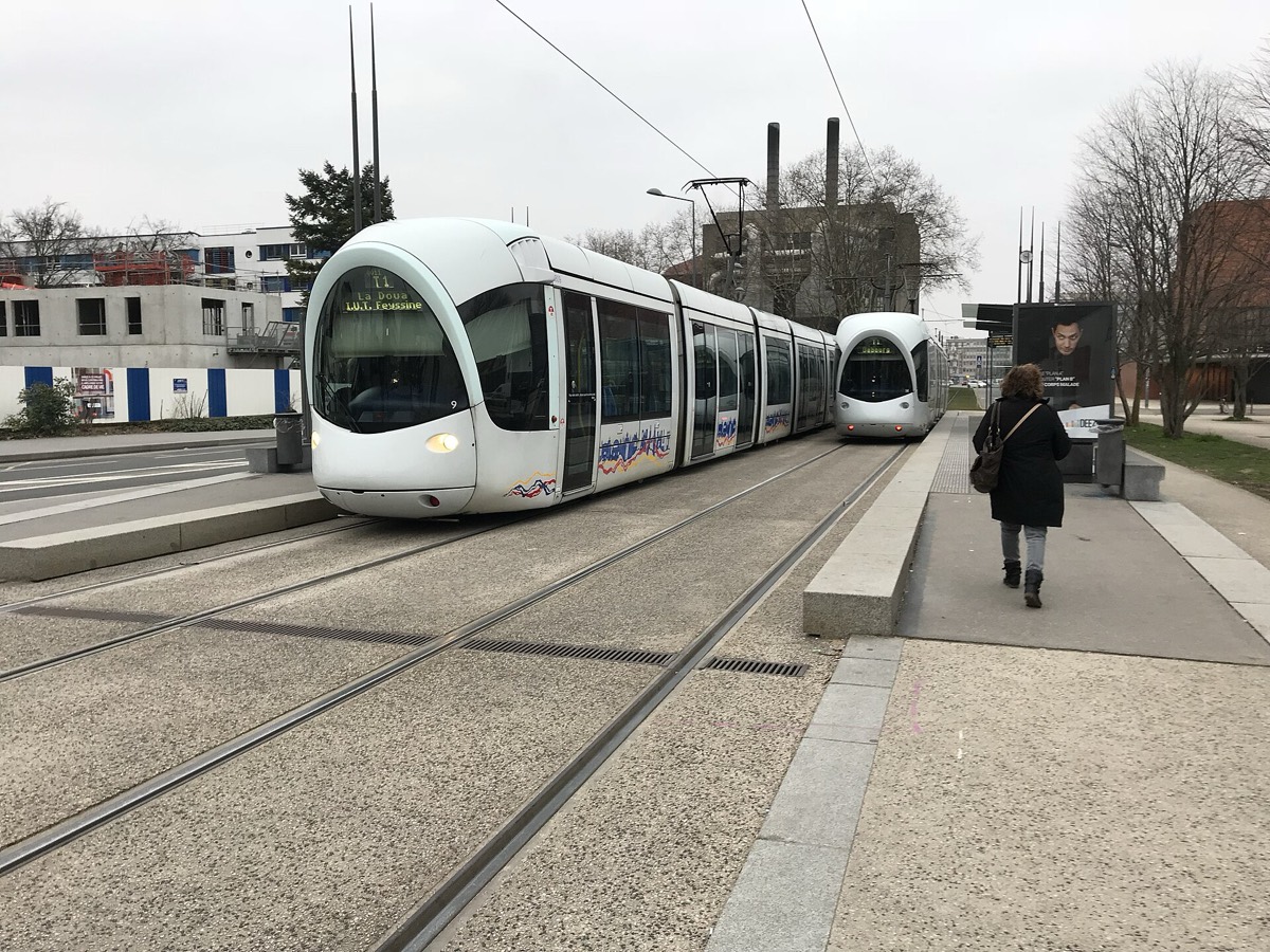 Une rame de tramway à l’entrée du campus LyonTech-la Doua, au nord de Villeurbanne.