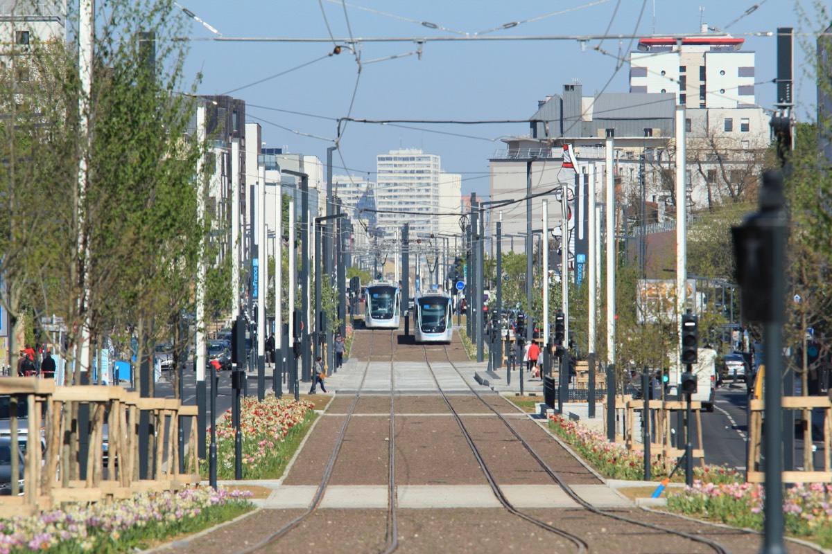 Rames du tramway T9 à la station Camille-Groult de Vitry-sur-Seine.